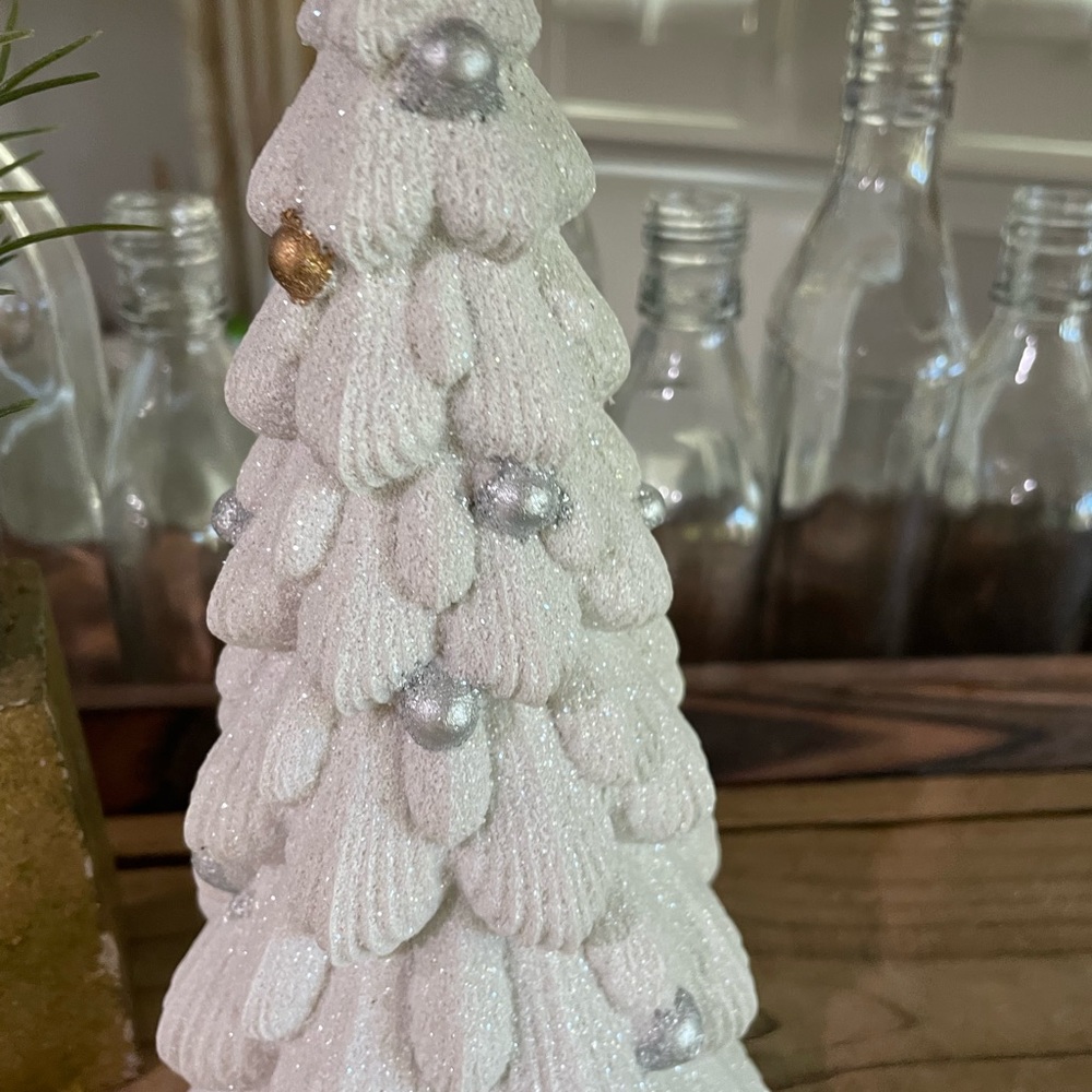 WHITE GLITTERY CHRISTMAS TREE WITH GINGERBREAD STAR TOPPER - Picture 4 of 5